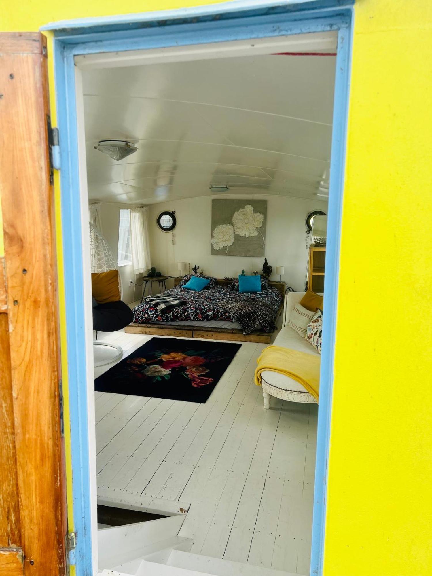 The Island Houseboat Hotel Amsterdam Exterior photo